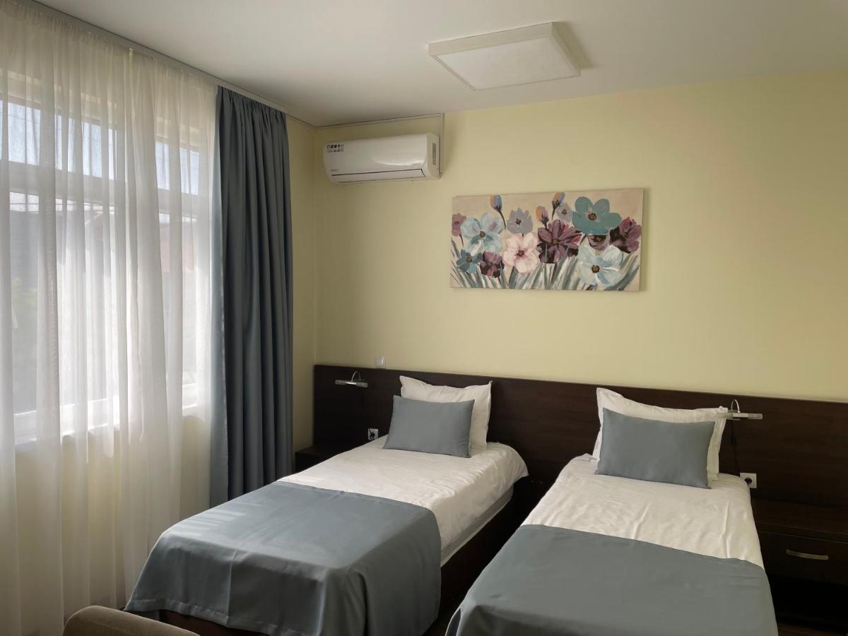 Santa Villa & Restaurant 斯雷姆斯卡米特罗维察 外观 照片