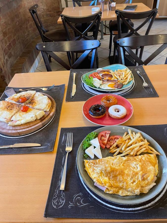 Santa Villa & Restaurant 斯雷姆斯卡米特罗维察 外观 照片