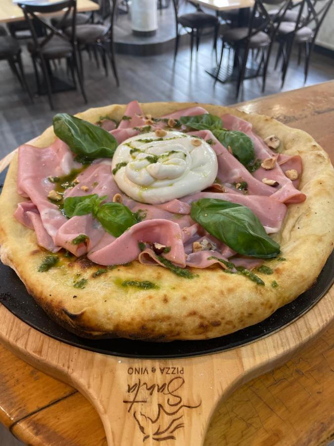 Santa Villa & Restaurant 斯雷姆斯卡米特罗维察 外观 照片