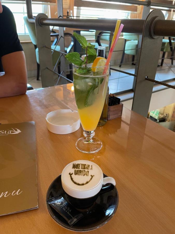 Santa Villa & Restaurant 斯雷姆斯卡米特罗维察 外观 照片