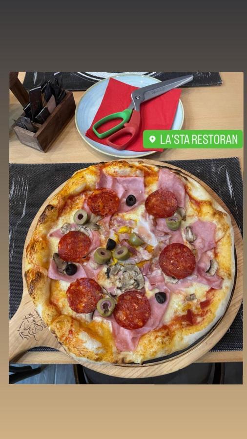 Santa Villa & Restaurant 斯雷姆斯卡米特罗维察 外观 照片