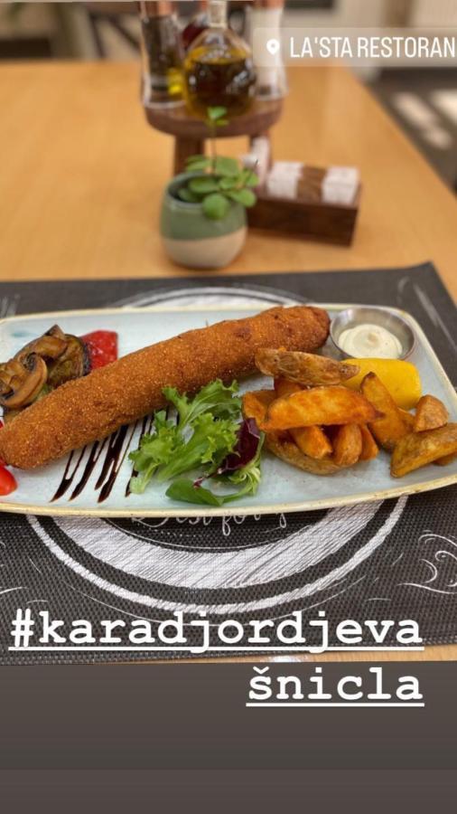 Santa Villa & Restaurant 斯雷姆斯卡米特罗维察 外观 照片