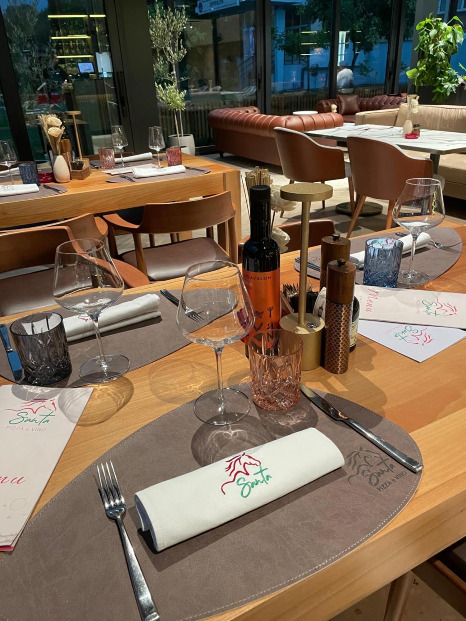 Santa Villa & Restaurant 斯雷姆斯卡米特罗维察 外观 照片